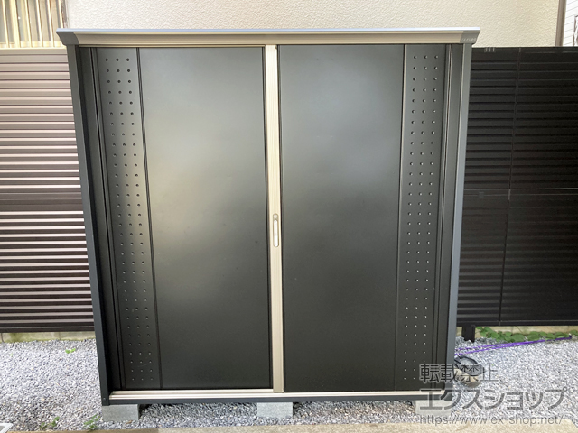 埼玉県さいたま市のの物置・屋外倉庫 グランプレステージジャンプ アイボリーブラック 1879×750×1900 GP-197A-F-YN 施工例