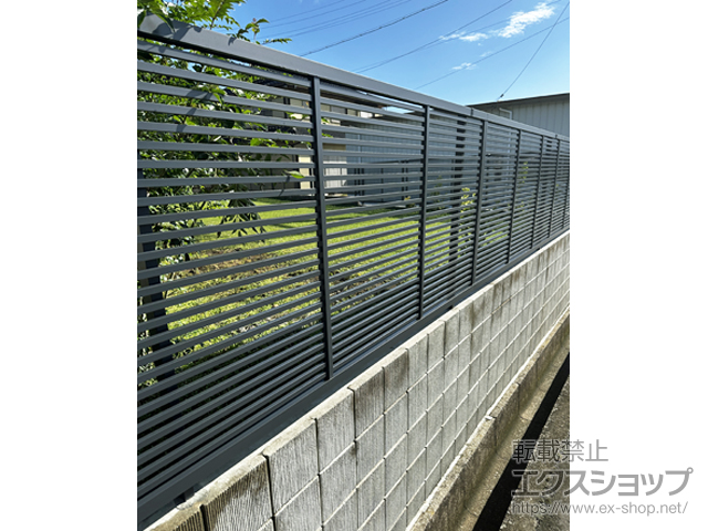 三重県津市ののフェンス・柵 フェンスAB YR1型 横格子1 ダスクグレー色 フリーポールタイプ 施工例