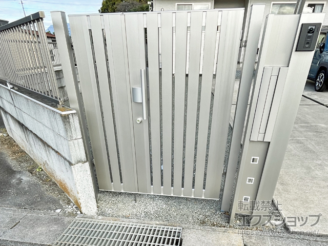 群馬県みどり市のの門扉 ルシアス 門扉 TS3型 たてスリット 親子開き アルミ色 門柱仕様 施工例