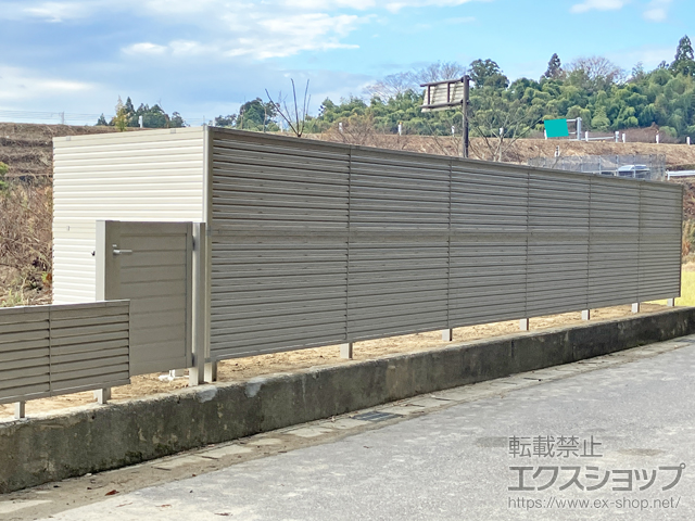 石川県七尾市ののフェンス・柵 ミエーネフェンス 目隠しルーバータイプ 2段支柱 自立建て用 施工例
