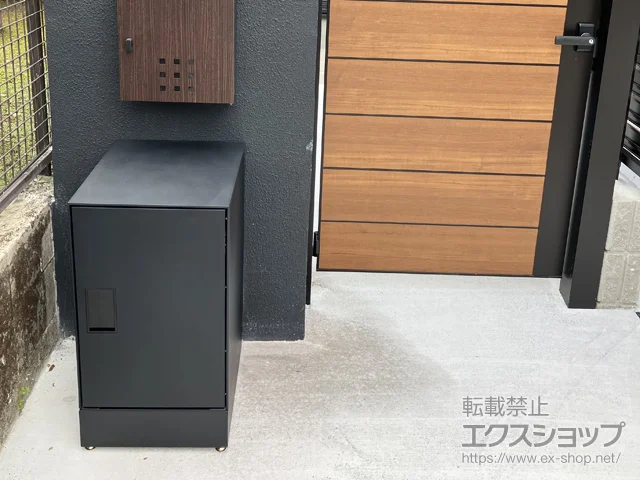 鹿児島県成田市のYKKAPのポスト・門柱・宅配ボックス Nasta Box LIGHT 据置タイプ サイズ：L（前入前出/防水タイプ） 施工例