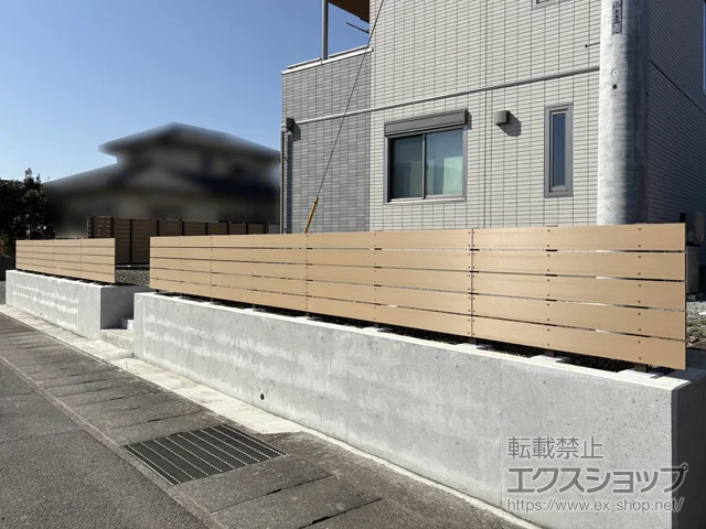 山梨県南アルプス市のFandFのフェンス・柵・塀 現場組立フェンス ニコボード 140サイズ NiCO BOARD H800 横貼5段 すき間10ｍｍ 下側すき間60ｍｍ 施工例