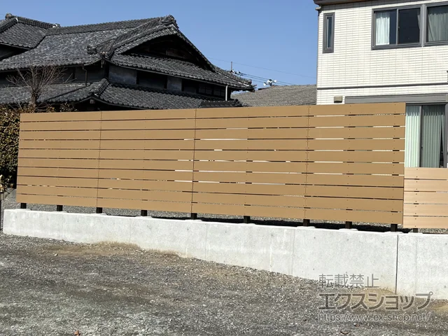 山梨県南アルプス市のFandFのフェンス・柵・塀 現場組立フェンス ニコボード 140サイズ 高尺タイプ NiCO BOARD H1600 横貼10段 すき間10ｍｍ 下側すき間110ｍｍ 施工例