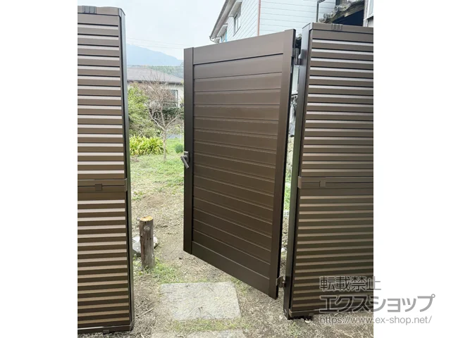 徳島県美馬市のYKKAPの門扉 シンプレオ 門扉 YM1型 横目隠し 片開き 門柱仕様 施工例