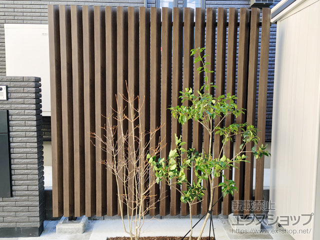 福島県郡山市ののフェンス・柵 エルファード片面 Ｍ5型 角度板格子 高尺タイプ フリー支柱タイプ 施工例