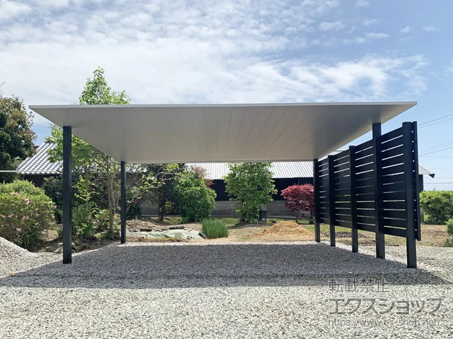山口県山口市のYKKAPのカーポート プレーンルーフ 600タイプ 2台用 単体セット ツートーン 積雪～20cm対応+目隠しパネル 外付 施工例