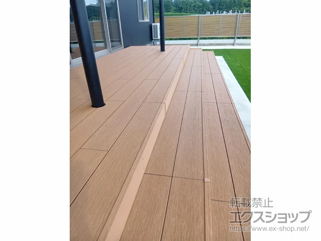 富山県黒部市ののウッドデッキ、フェンス・柵・塀 リウッドデッキ S EG+段床セット 正面+側面段床2段+床下囲い 施工例