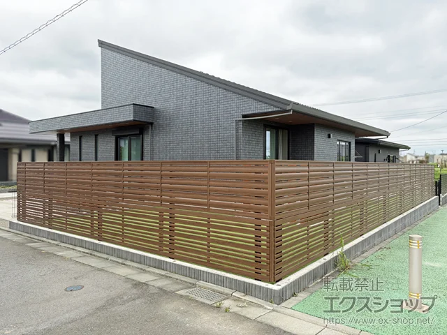 茨城県つくば市のLIXIL(リクシル)のフェンス・柵・塀 フェンスAA YS1型 横スリット ゆらぎ + YR1型 横格子 ランダム 木調色 アルミ多段柱仕様 施工例